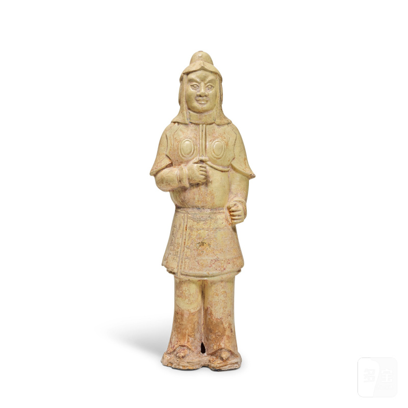 隋/唐 淡黃釉勇士立俑 | A LARGE STRAW-GLAZED POTTERY MODEL OF A WARRIOR